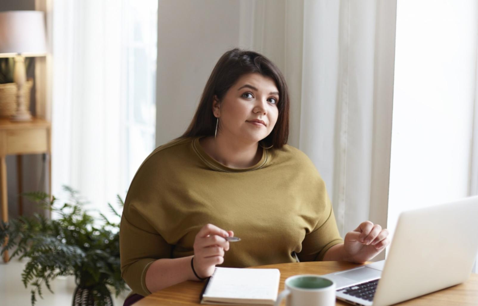 Moderne Arbeitsumgebung mit professioneller Technik